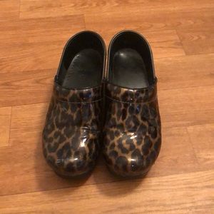 Leopard Dansko sz 7 (37)